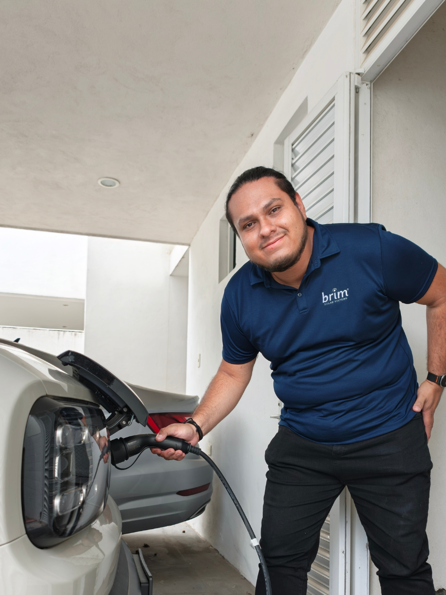 cargador de auto eléctrico con paneles solares
