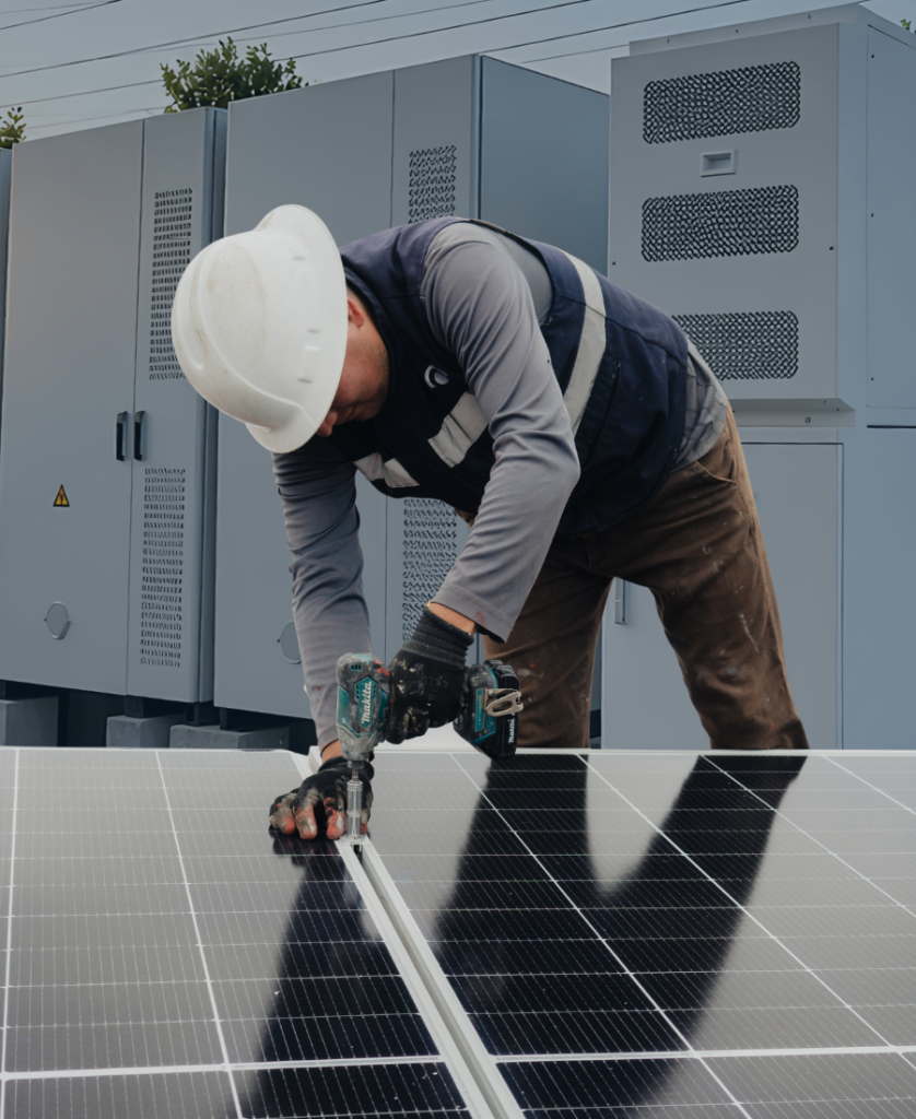 instalación de paneles solares con baterias para almacenamiento de energía